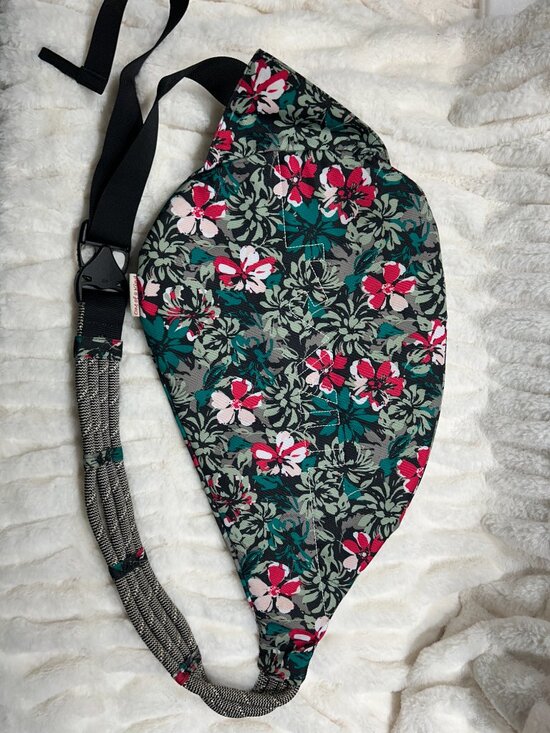 KAVU Rope Sling Bag in Pristine Floral - Like New!